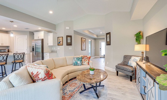 Rotonda Heights House | Bright Rotonda West Home w/Patio, 7 Mi to Beach!