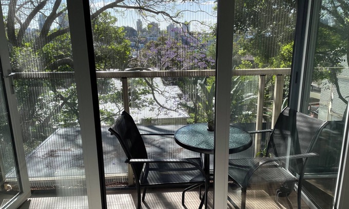 Bellevue Hill House | Bright semi-detached townhouse, surrounded by greenery with water glimpses
