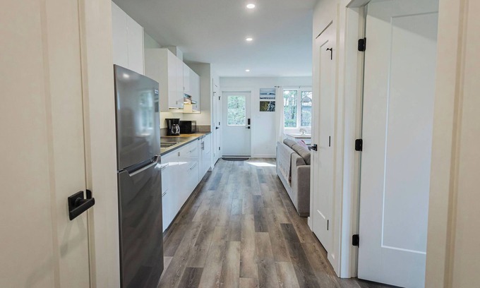 Ucluelet House | Bright & spacious 1 bedroom suite by the beach!