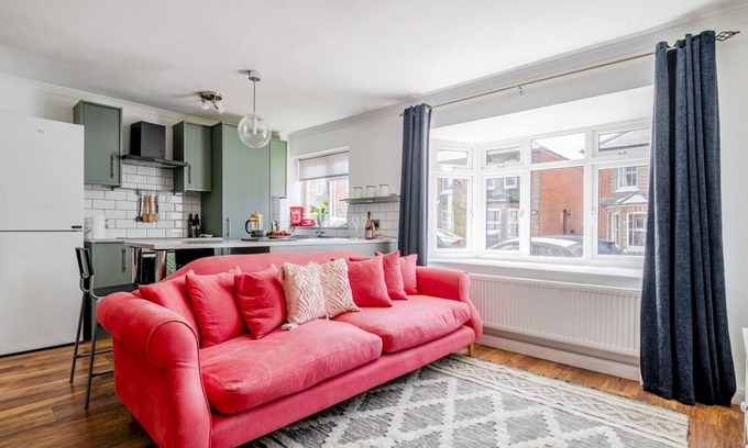Guildford Apartment | Bright, spacious 1Bed w/parking | Pass the Keys