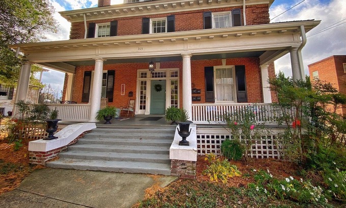 Rivermont Apartment | Bright, spacious 1br apt in award-winning home. Awesome walk in shower!