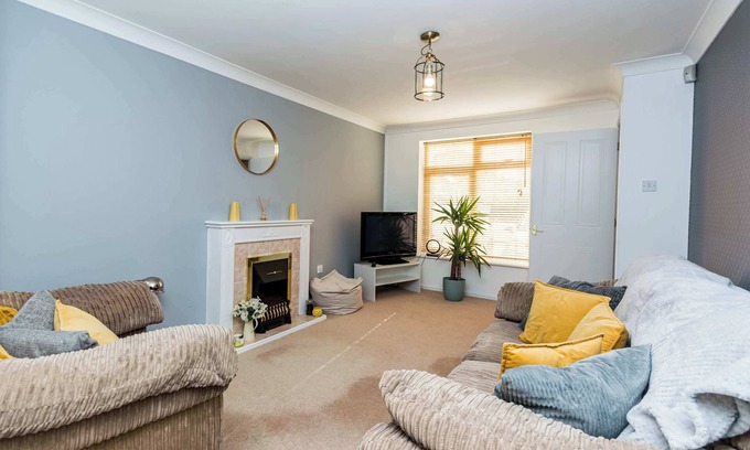 Swindon House | Bright & Spacious 3 Bed Swindon Home with Parking