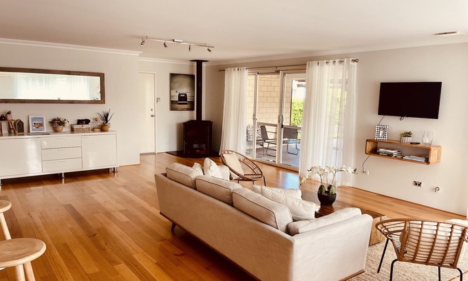 Dunsborough House | Bright, Spacious 5 bedroom home. 5 mins from the beach.