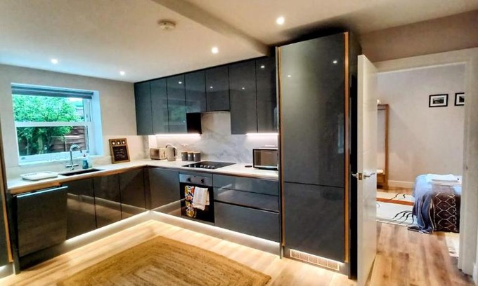 Windsor Apartment | Bright, spacious and modern, garden flat in Central Windsor, private entrance, free parking, EV point, garden view, close to Legoland, Windsor Great Park, Ascot, Heathrow
