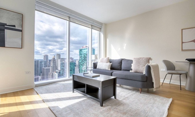 Streeterville Apartment | Bright Streeterville Jr 1BR w/Steam Room, nr Riverwalk, by Blueground