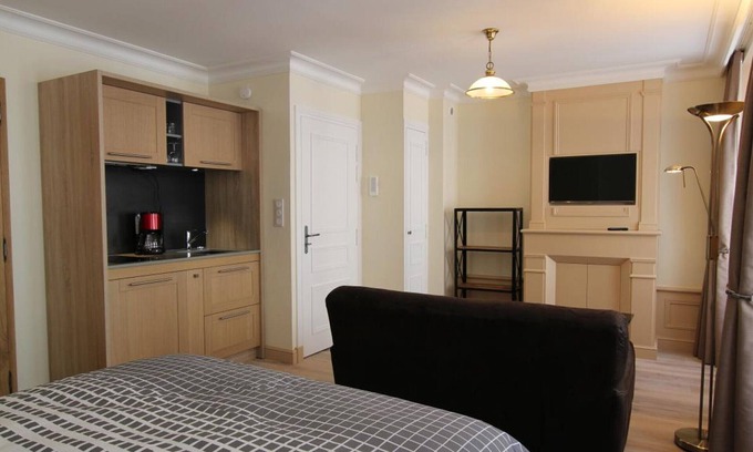Granville Apartment | Bright studio in Granville with wifi and linen included