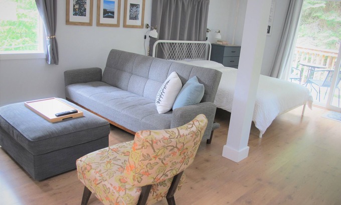Gibsons Apartment | Bright Studio Loft Near Secret Beach in Gibsons