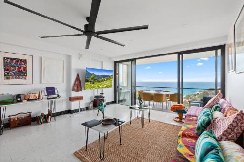 Tamarama Apartment | Bright Tamarama 2-Bed Apartment with Balcony Views