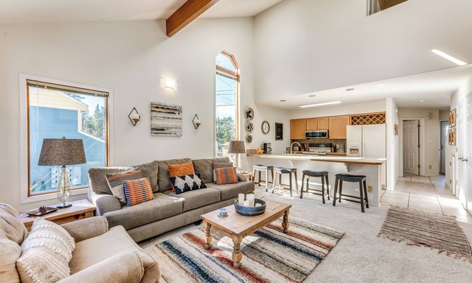 Cloudcroft House | Bright Townhome - 1 Mile to Downtown Cloudcroft