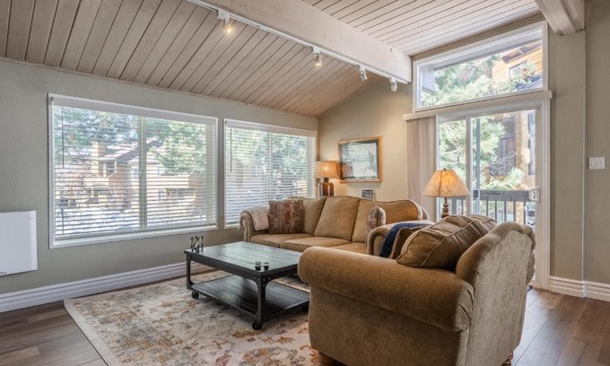 Mammoth Lakes House | Bright updated end unit 2 bedrm 2 bathrm Timberline #36 high ceilings open floor plan