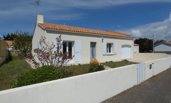 Notre-Dame-de-Monts House | Bright Vacation Home with Garden, Near Beach - Pet Friendly - 2 Bedrooms, Sleeps 4