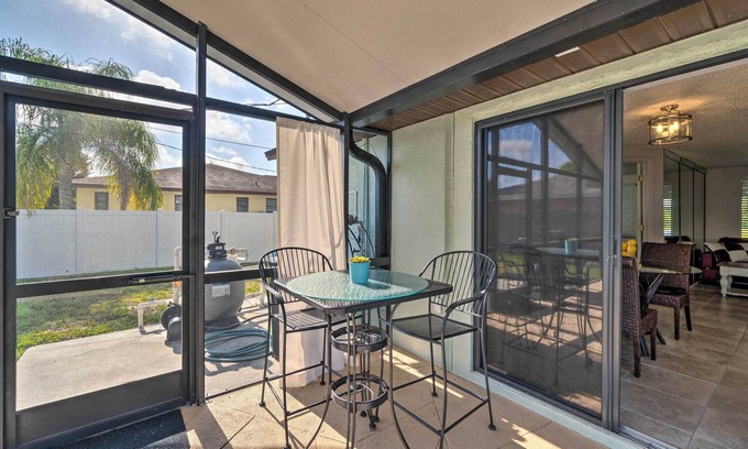 South Venice Cottage | Bright Venice Home w/Yard < 4 Miles to Beach!