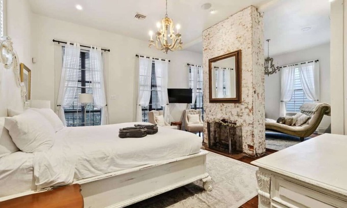 Lower Garden District Villa | Bright Villa w Heated Pool & Pool Table 6br|4ba
