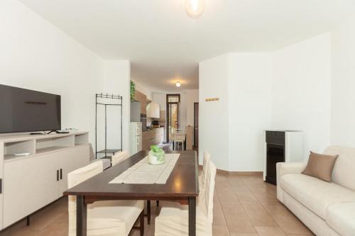 Cesate House | Bright Villa with Balcony and Jacuzzi, Milan Area