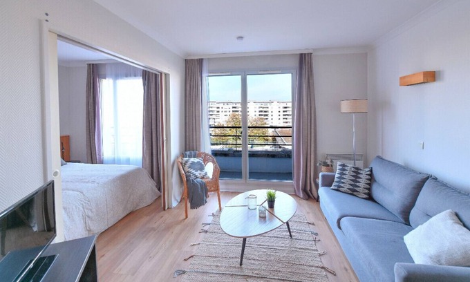 Combat Apartment | Bright with balcony at Buttes Chaumont