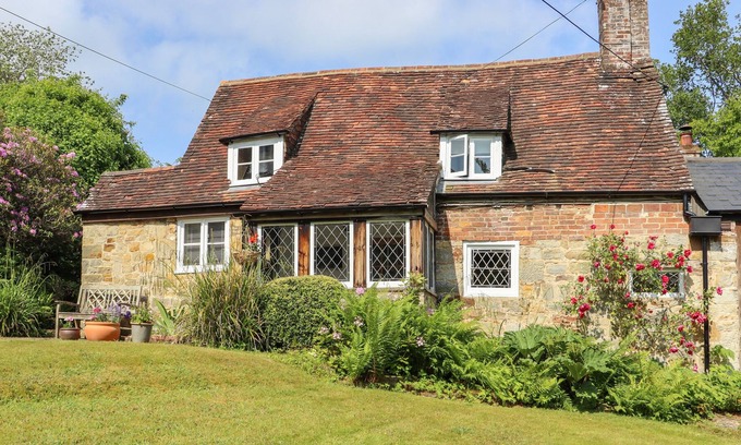 Robertsbridge Cabin | BRIGHTLING COTTAGE, pet friendly in Netherfield, East Sussex