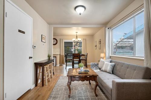 Brighton House | Brighton House - Walk to Metro
