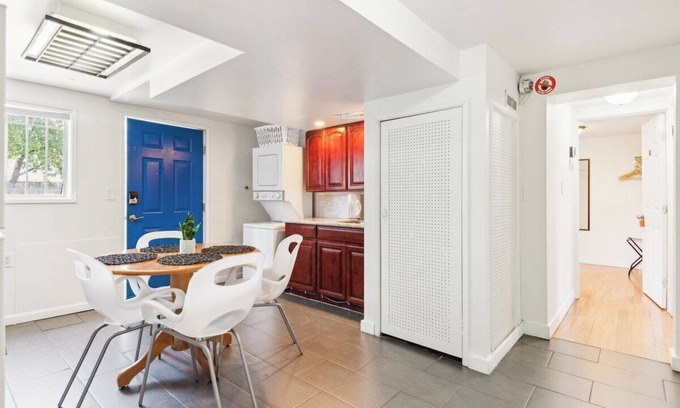Brighton House | Brighton Retreat - Walk to Metro