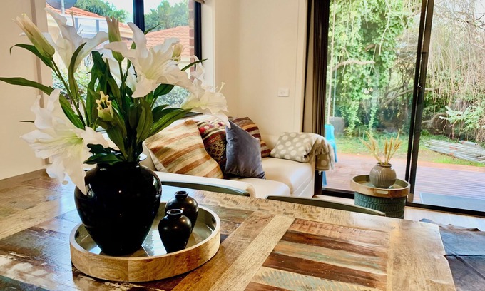 Yarralumla House | Brilliant 3 bedroom home garden views garage parking walking distance to lake