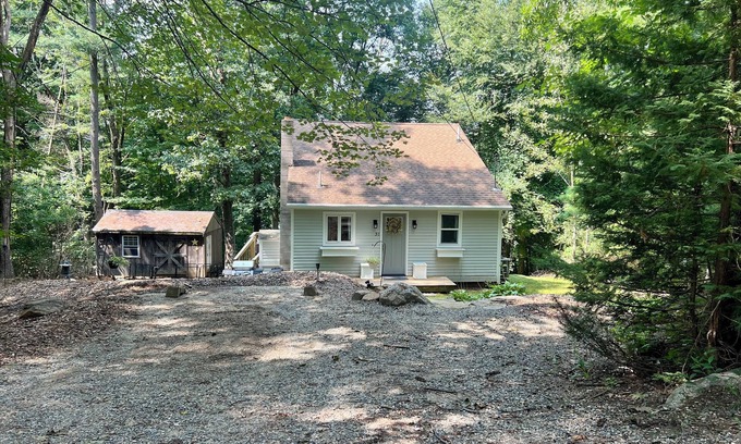 Brimfield Cottage | Brimfield Bungalow by the lake close to Sturbridge