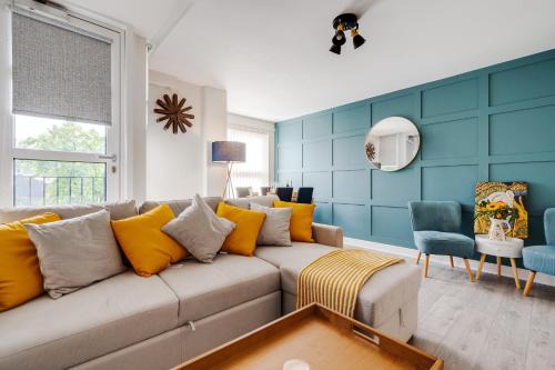 Manchester Apartment | Brimmond Homes - nr to Univ, Hospitals, o2 Apollo, PLAB & 7 mins to City Centre - Stylish, Modern & Secure 2 Bed, 2 Bath Apt with Allocated Free Parking