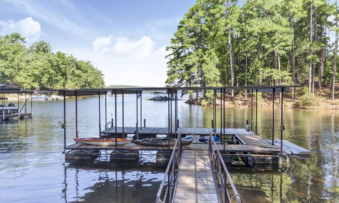 Anderson House | BRING THE BOAT! 4/4 Home on Lake Hartwell, private Dock included and HOT TUB!