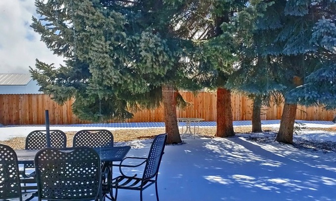 Big Bear City Cabin | ❤️ Bring the family together: Ideal layout, close to trails, big yard