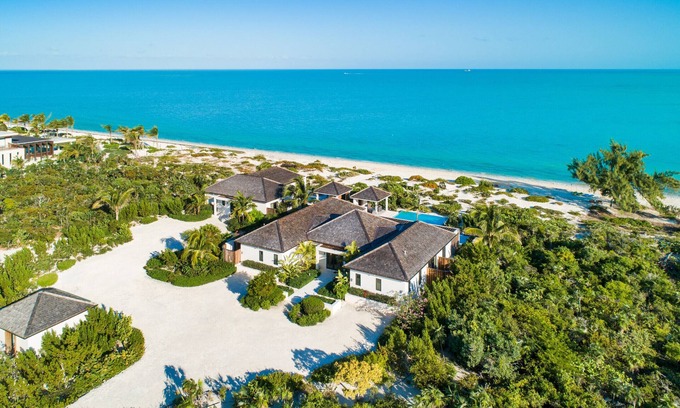 Long Bay Villa | Brise De Mer 6 BR Villa - Beachfront