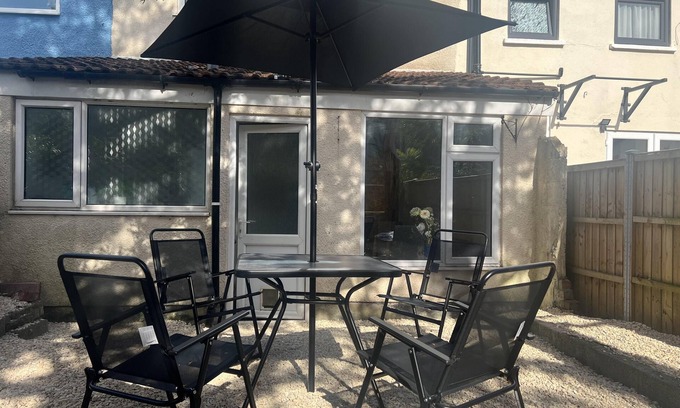 Easton House | Bristol - 4 Beds - Sleeps 7 - For Groups - Garden