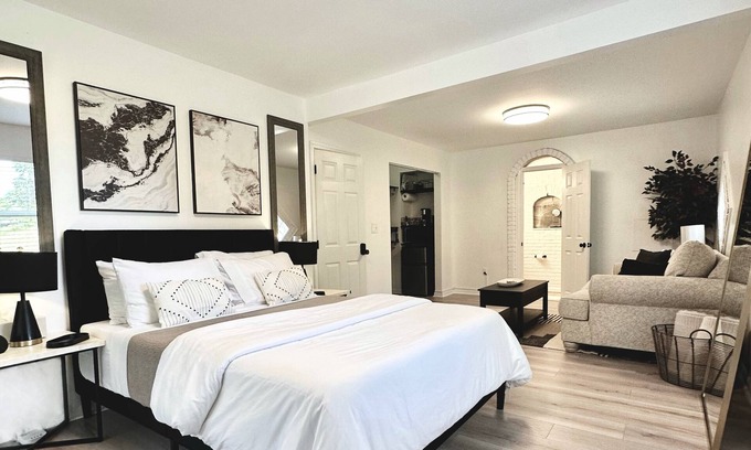Bristol House | Bristol Firefly Studio: Kitchenette, Private Patio