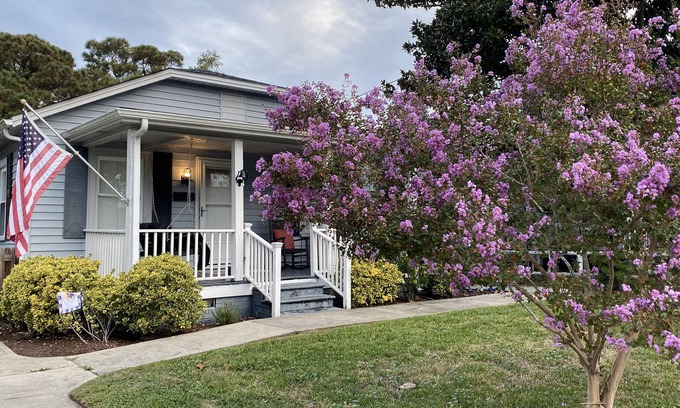 Morehead City House | Broad Street Living- Sleeps 6: 1 story Bungalow w/fence - two blocks from water