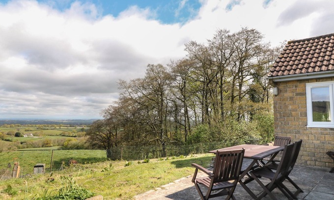Eleighwater Cottage | BROADLANDS BUNGALOW, family friendly in Combe St Nicholas