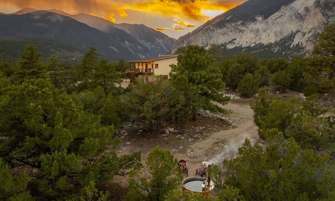 Nathrop House | Broadview Luxury Retreat + 8 acres near Mt Princeton Hot Springs