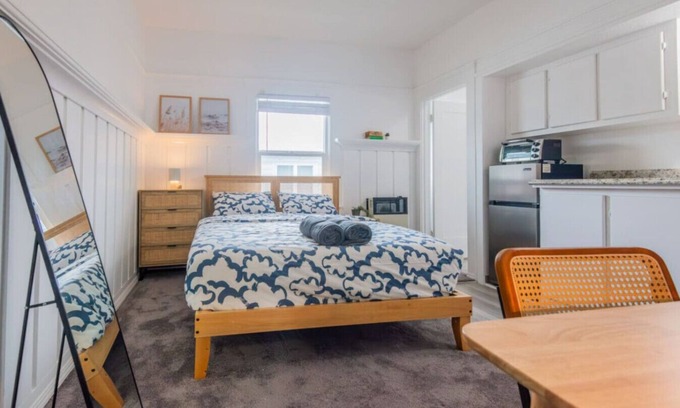 South Redondo Apartment | Broadway 12 - Cozy Private Studio