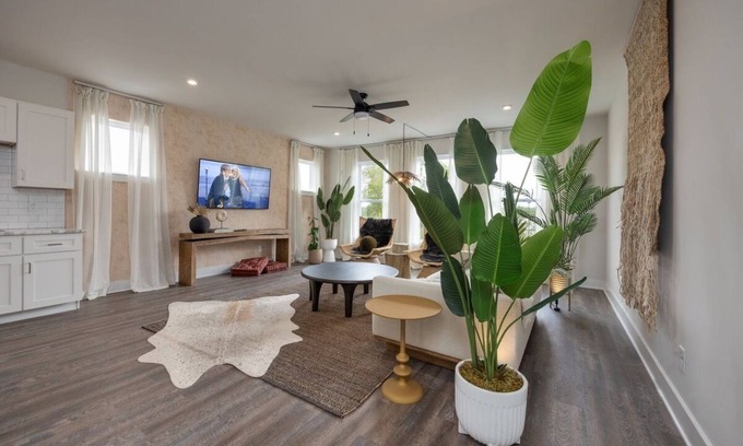 Whitebridge House | Broadway Boho - Rooftop Deck - Mins to Downtown - Sleeps 8