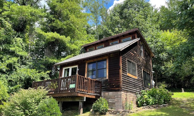 Hot Springs Cabin | Broadwing Farm Cabins -Pine Cabin- Hot Tub with Mineral Water