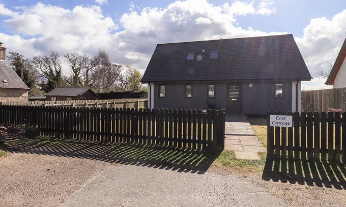 Forres Cottage | BRODIE EAST COTTAGE, family friendly, with a garden in Forres