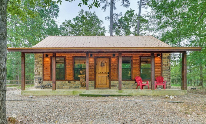 Broken Bow Apartment | Broken Bow Cabin: Hot Tub, Fire Pit & 7 Mi to Lake