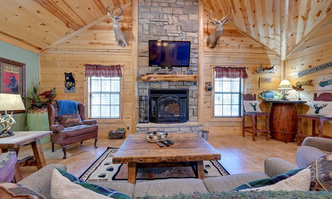 Broken Bow Cabin | Broken Bow Cabin w/Hot Tub & Deck - 4 Mi to Lake!