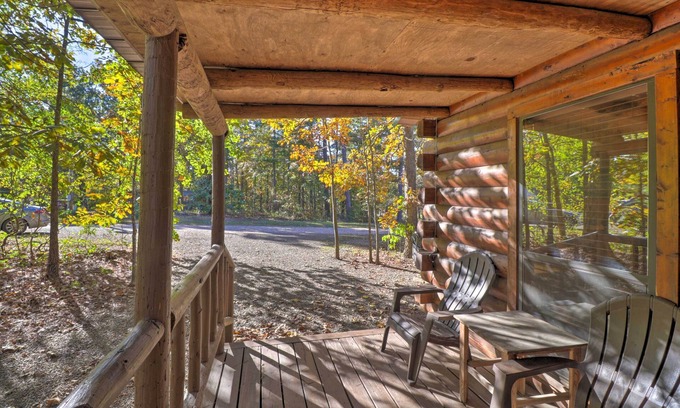 Broken Bow Cabin | Broken Bow Cabin w/Hot Tub & BBQ - 4 Mi to Lake!