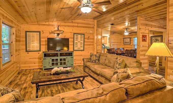 Broken Bow Cabin | Broken Bow Oasis: Hot Tub, Fire Pit & Patio