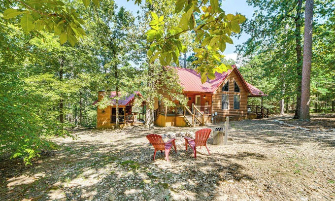 Broken Bow Cabin | Broken Bow Rental Cabin w/Hot Tub & Bar
