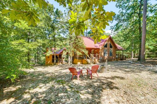 Broken Bow House | Broken Bow Rental Cabin with Hot Tub and Bar