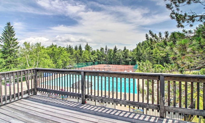 Bromley Mountain Apartment | Bromley Mountain Escape w/2 Balconies: Hike & Ski