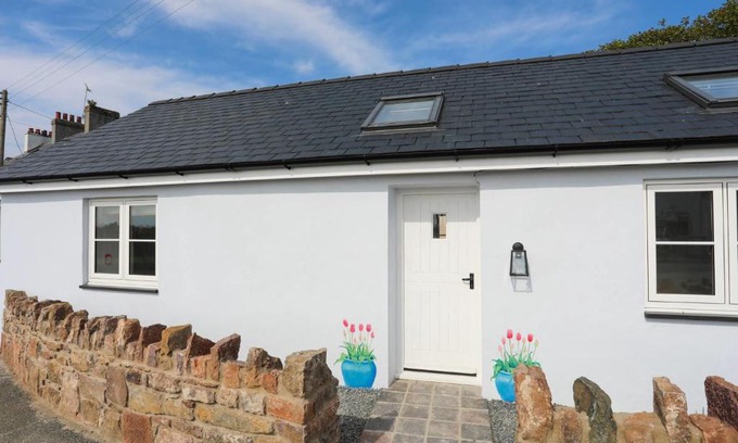 Brynsiencyn House | Bron Haul