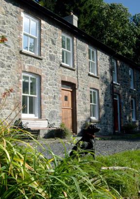Llanwrtyd Wells House | Bronfelin & Troed-y-Rhiw Holiday Cottage