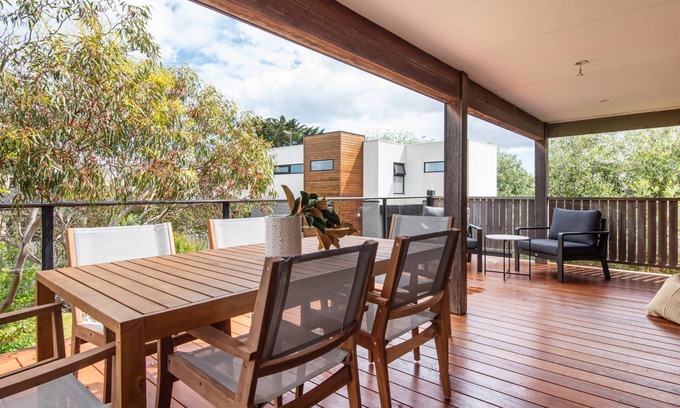 Safety Beach House | Brooklyn Beach Abode Walk to the beach
