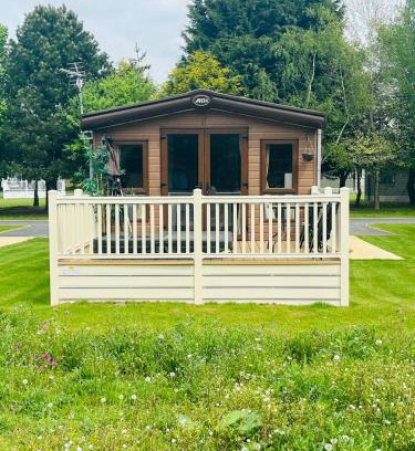 Allerthorpe House | Brooksbank Lodge with Hot Tub