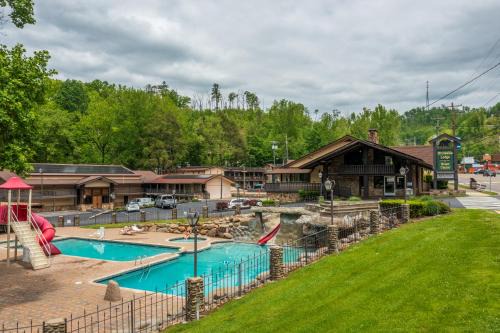 Gatlinburg Hotel | Brookside Lodge - Gatlinburg - On the River