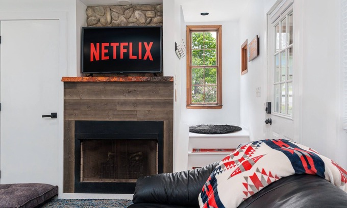 Keene House | Brookside Retreat Heart of Keene ADK | Wifi | Dogs
